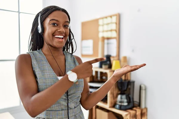 Mladá Afro Americká Žena Pracující Kanceláři Oblečená Sluchátkách Operátora Užaslá — Stock fotografie