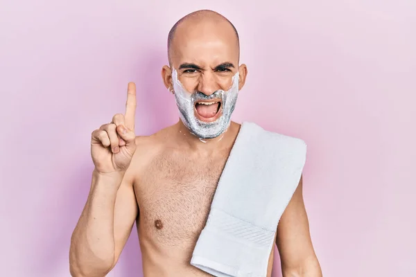 Jovem Careca Sem Camisa Barba Barbear Com Espuma Apontando Dedo — Fotografia de Stock