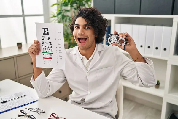 Homem Hispânico Com Cabelo Encaracolado Segurando Óculos Optometria Teste Visão — Fotografia de Stock