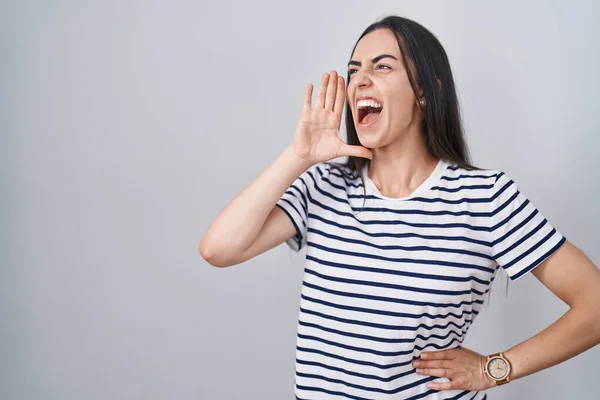 Young Brunette Woman Wearing Striped Shirt Shouting Screaming Loud Side — Stockfoto