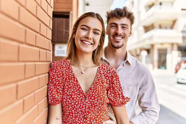 Junges Hispanisches Paar Lächelt Glücklich Und Umarmt Sich Der Stadt — Stockfoto