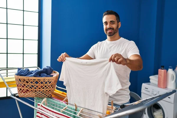 Joven Hombre Hispano Sonriendo Confiado Colgando Ropa Tendedero Lavandería — Foto de Stock