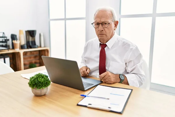 コンピュータのラップトップを使用してオフィスで働いているシニア男性は落ち込んでおり 苦痛を心配し 怒って恐れています 悲しい表情 — ストック写真