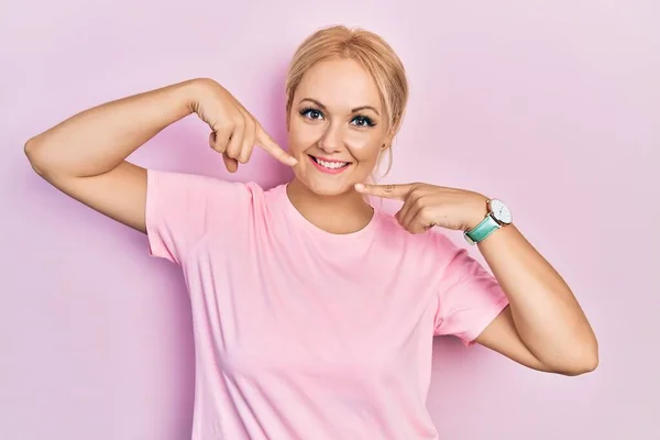 Mulher Loira Jovem Vestindo Camisa Casual Rosa Sorrindo Alegre Mostrando — Fotografia de Stock