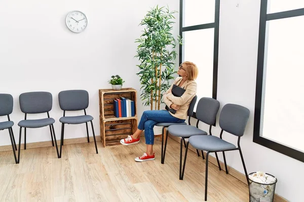 Middle Age Blonde Woman Holding Binder Waiting Room — Stockfoto