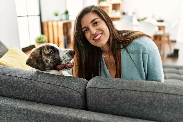 Evde Köpekle Koltukta Otururken Kendinden Emin Gülümseyen Genç Kadın — Stok fotoğraf