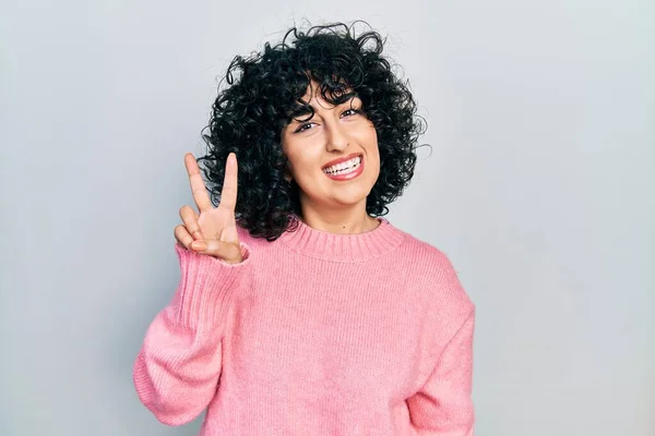 Joven Mujer Oriente Medio Vistiendo Ropa Casual Sonriendo Mirando Cámara —  Fotos de Stock