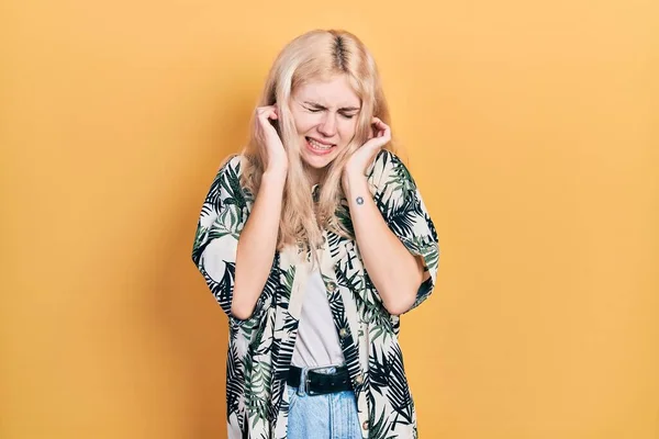 Beautiful Caucasian Woman Blond Hair Wearing Tropical Shirt Covering Ears — Stock Photo, Image