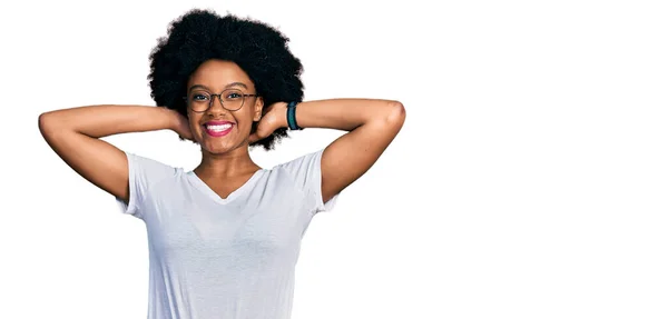 Joven Mujer Afroamericana Vistiendo Casual Camiseta Blanca Relajante Estiramiento Brazos —  Fotos de Stock