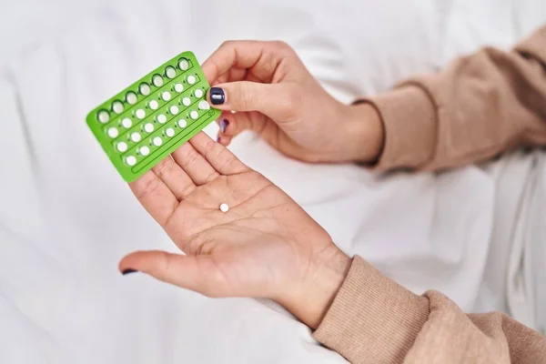 Młoda Latynoska Trzymająca Tabletki Antykoncepcyjne Sypialni — Zdjęcie stockowe