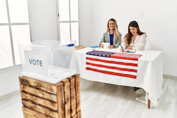 Duas Jovens Americanas Trabalhando Faculdade Mesa Eleitoral — Fotografia de Stock