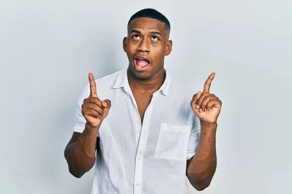 Young Black Man Wearing Casual White Shirt Amazed Surprised Looking — Stock Photo, Image