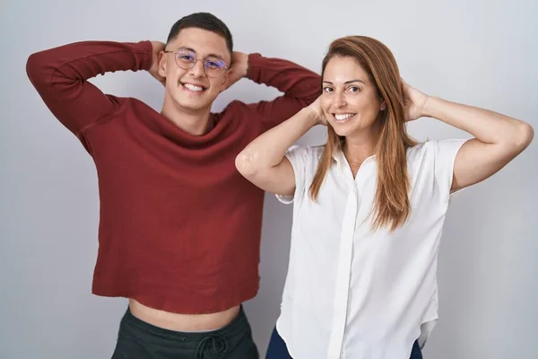 Moeder Zoon Staan Samen Geïsoleerde Achtergrond Ontspannen Strekken Armen Handen — Stockfoto