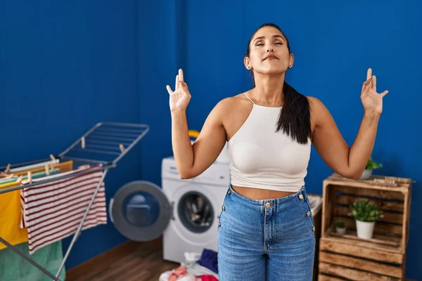 Ung Hispanic Kvinne Vaskerommet Slappe Smile Med Øynene Lukket Mens – stockfoto