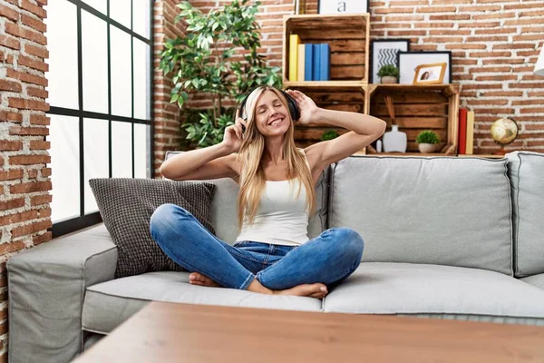 Young Blonde Woman Listening Music Sitting Sofa Home — Foto de Stock