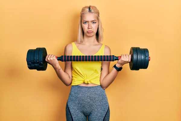 Bella Donna Bionda Che Indossa Abbigliamento Sportivo Utilizzando Manubri Depressi — Foto Stock