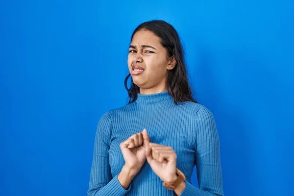 Mujer Brasileña Joven Pie Sobre Fondo Azul Aislado Expresión Disgustada — Foto de Stock