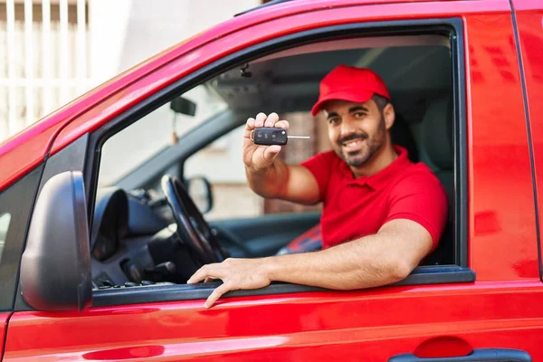 Ung Latinamerikansk Man Kurir Med Nyckel Sitter Bilen Gatan — Stockfoto