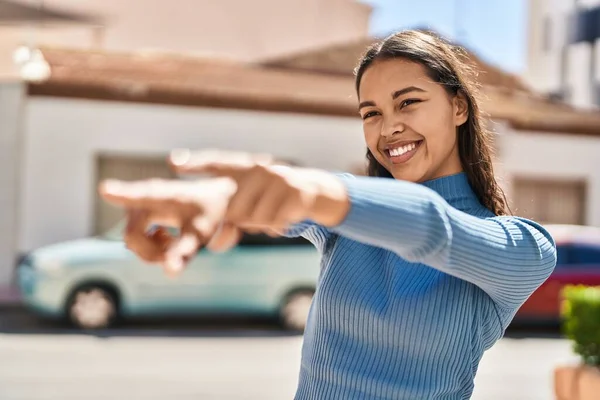 Joven Mujer Afroamericana Sonriendo Confiada Señalando Con Los Dedos Calle — Foto de Stock