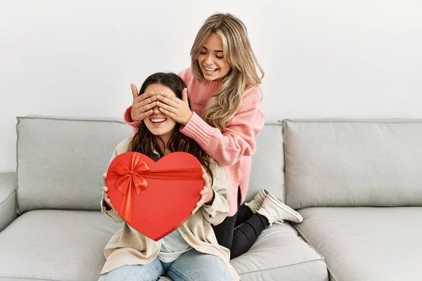 Mujer Joven Sorprendiendo Novia Con Regalo San Valentín Casa —  Fotos de Stock