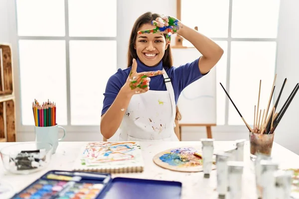 Jeune Femme Brune Studio Art Avec Les Mains Peintes Souriant — Photo