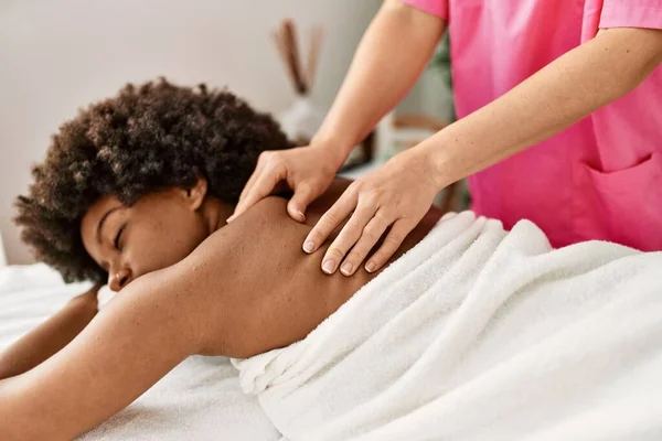 Joven Mujer Afroamericana Teniendo Masaje Espalda Centro Belleza —  Fotos de Stock