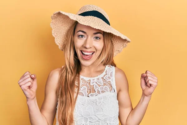 Νεαρή Καυκάσια Γυναίκα Που Φοράει Καλοκαιρινό Καπέλο Γιορτάζει Έκπληκτος Και — Φωτογραφία Αρχείου