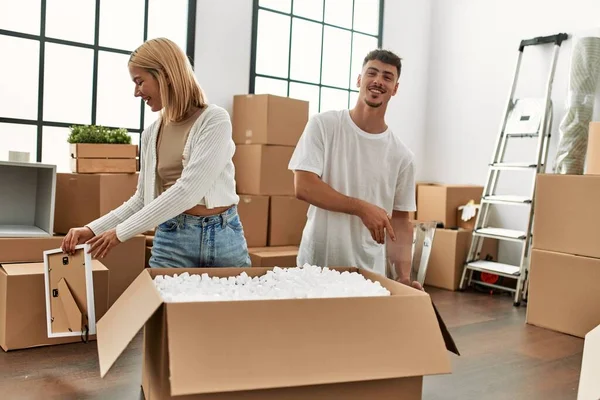 Unga Kaukasiska Par Ler Glad Unboxing Pappkartong Nytt Hem — Stockfoto