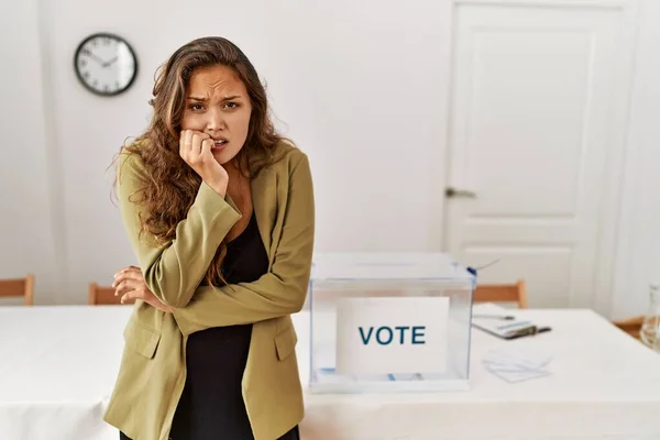 Bella Donna Ispanica Piedi Sala Campagna Politica Cercando Stressato Nervoso — Foto Stock