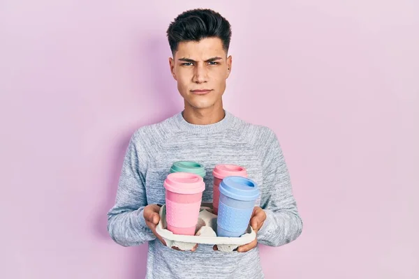 Ung Latinamerikansk Man Håller Bricka Med Bort Kaffe Skeptiker Och — Stockfoto