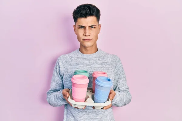 Homem Hispânico Jovem Segurando Bandeja Com Tirar Café Cético Nervoso — Fotografia de Stock