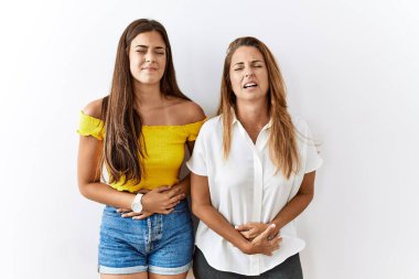 Anne ve kızı el ele verip izole bir arka planda yan yana duruyorlar. Çünkü hazımsızlık, acı verici bir hastalık, kendini iyi hissetmiyor. Ağrı kavramı. 