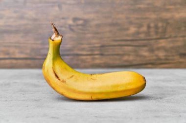 Beton yüzey üzerinde muz fotoğrafı