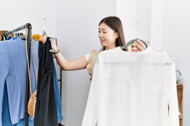 Genç Asyalı kadın perakende dükkanına alışverişe gidiyor.