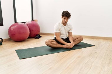 Genç İspanyol adam spor merkezinde geriniyor.