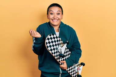 Kısa saçlı, güzel İspanyol bir kadın elinde paten tutarak gururla bağırıyor, zaferi kutluyor ve kollarını kaldırdığı için çok heyecanlı. 