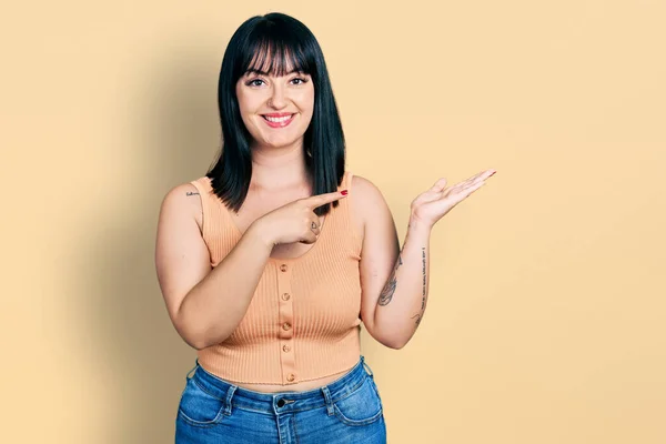 Young Hispanic Size Woman Pointing Open Palm Finger Smiling Happy — Stockfoto