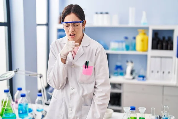 과학자 실험실에서 일하고 여자는 감기나 기관지염 상으로 불편하고 기침까지 한다고 — 스톡 사진