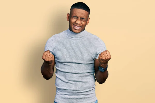 Gündelik Tişört Giyen Genç Siyahi Adam Çok Mutlu Heyecanlı Kolları — Stok fotoğraf
