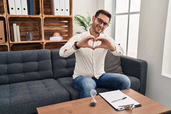Mladý Hispánec Vousy Pracující Konzultační Kanceláři Usmívající Lásce Dělá Rukou — Stock fotografie