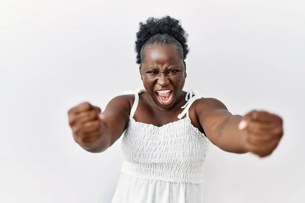 Jonge Afrikaanse Vrouw Die Een Witte Geïsoleerde Achtergrond Staat Boos — Stockfoto