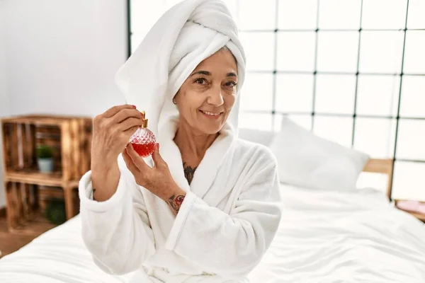 Medioevo Donna Dai Capelli Grigi Utilizzando Profumo Seduto Sul Letto — Foto Stock