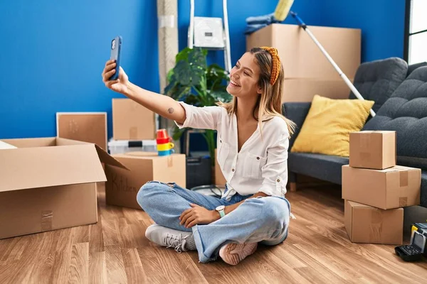 Young Hispanic Woman Make Selfie Smartphone Sitting Floot New Home — Stock Photo, Image