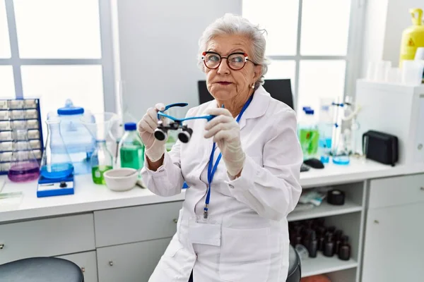 Старшая Женщина Седыми Волосами Работает Научной Лаборатории Используя Увеличительные Очки — стоковое фото