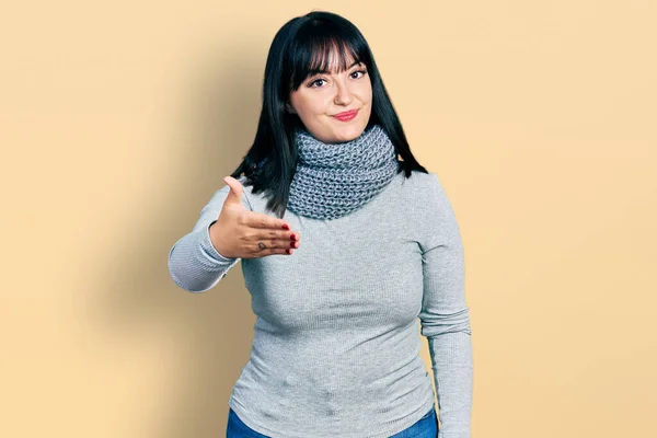 Молода Латиноамериканка Плюс Розмір Жінка Зимовому Шарфі Усміхнений Веселий Пропонує — стокове фото
