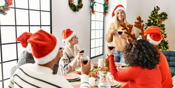 Ungdomar Ler Glada Över Att Julmiddag Och Tala Rostat Bröd — Stockfoto