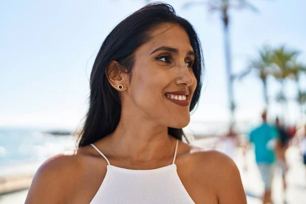 Joven Mujer Hispana Sonriendo Confiada Caminando Orilla Del Mar — Foto de Stock