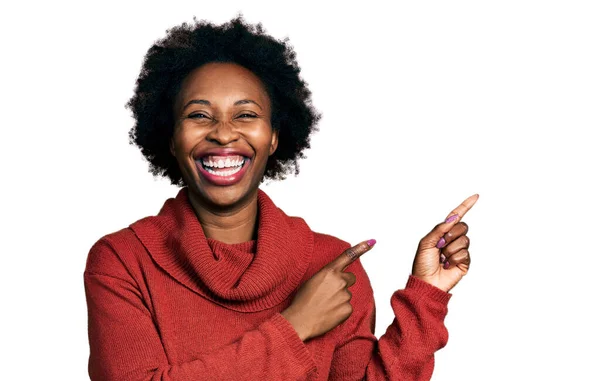 Mujer Afroamericana Con Pelo Afro Señalando Con Los Dedos Hacia — Foto de Stock