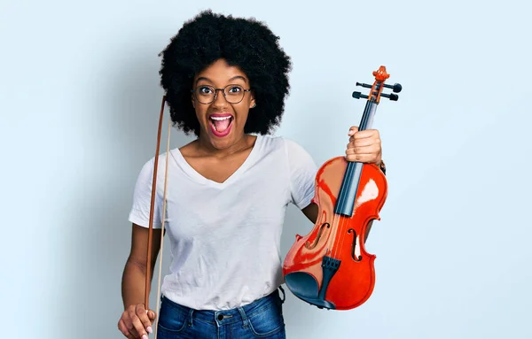 Jovem Afro Americana Tocando Violino Celebrando Louco Surpreso Pelo Sucesso — Fotografia de Stock