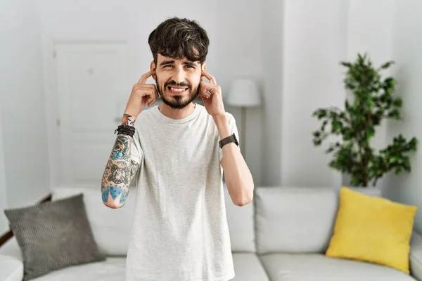 Homem Hispânico Com Barba Sala Estar Casa Cobrindo Orelhas Com — Fotografia de Stock